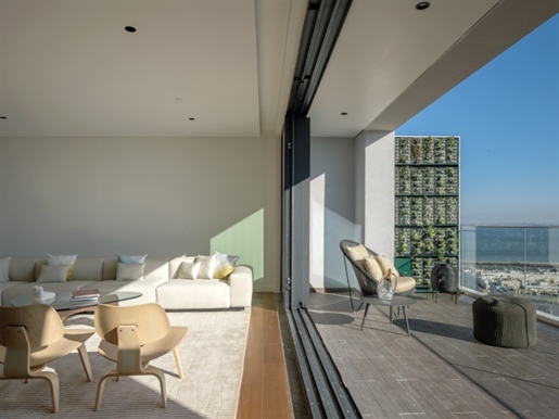 Apartment with river view inserted in private condominium in Parque das Nações