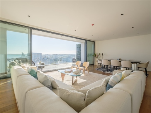 . Penthouse duplex overlooking the river inserted in private condominium in Parque das Nações