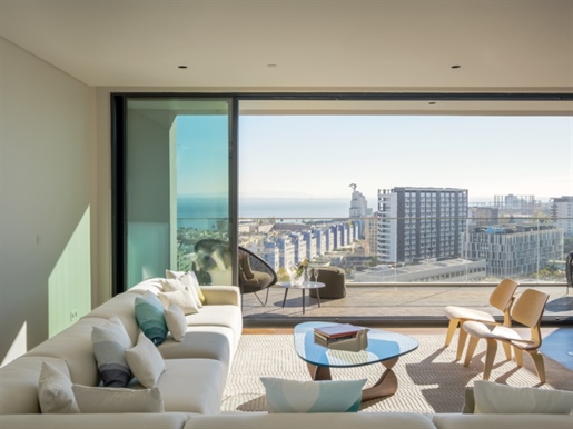 . Penthouse duplex overlooking the river inserted in private condominium in Parque das Nações