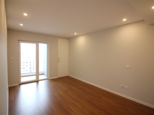 Apartamento T3 em Carcavelos