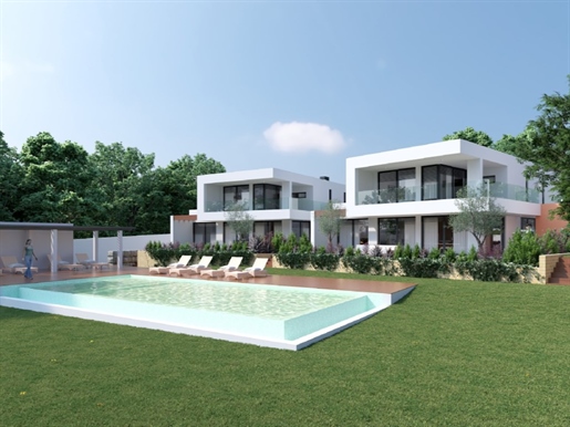 Casa T5 insertada en condominio con jardín y piscina