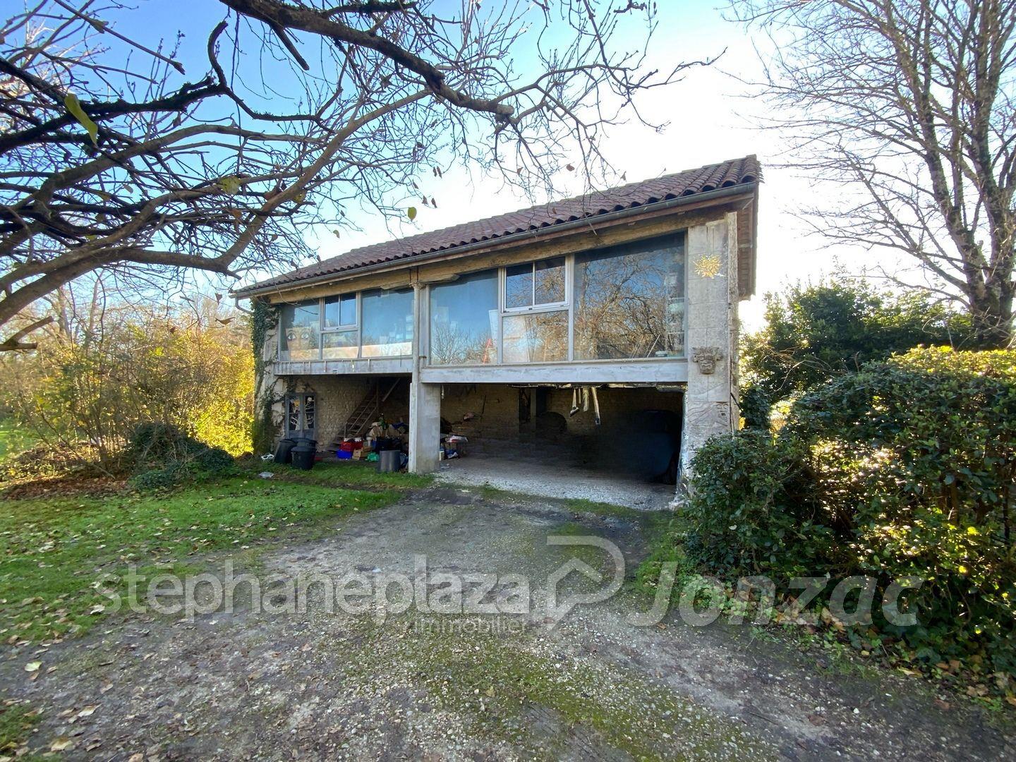 Stone house between Jonzac and Pons