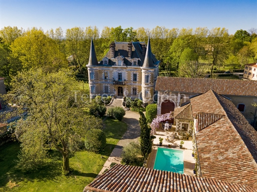 Castle With Outbuildings Between Peyrehorade And Dax