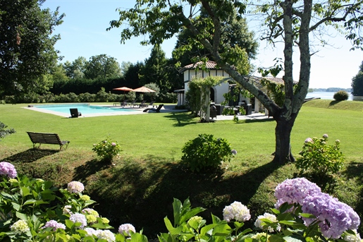 Charaktervolles Anwesen mit Swimmingpool am Ufer des Adour, baskische Küste