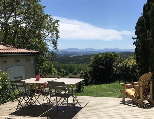 Mountain views, mansion, restored farmhouse and guest house, park and swimming pool