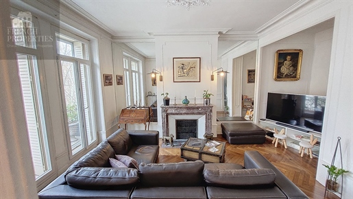 Bourgeois style apartment