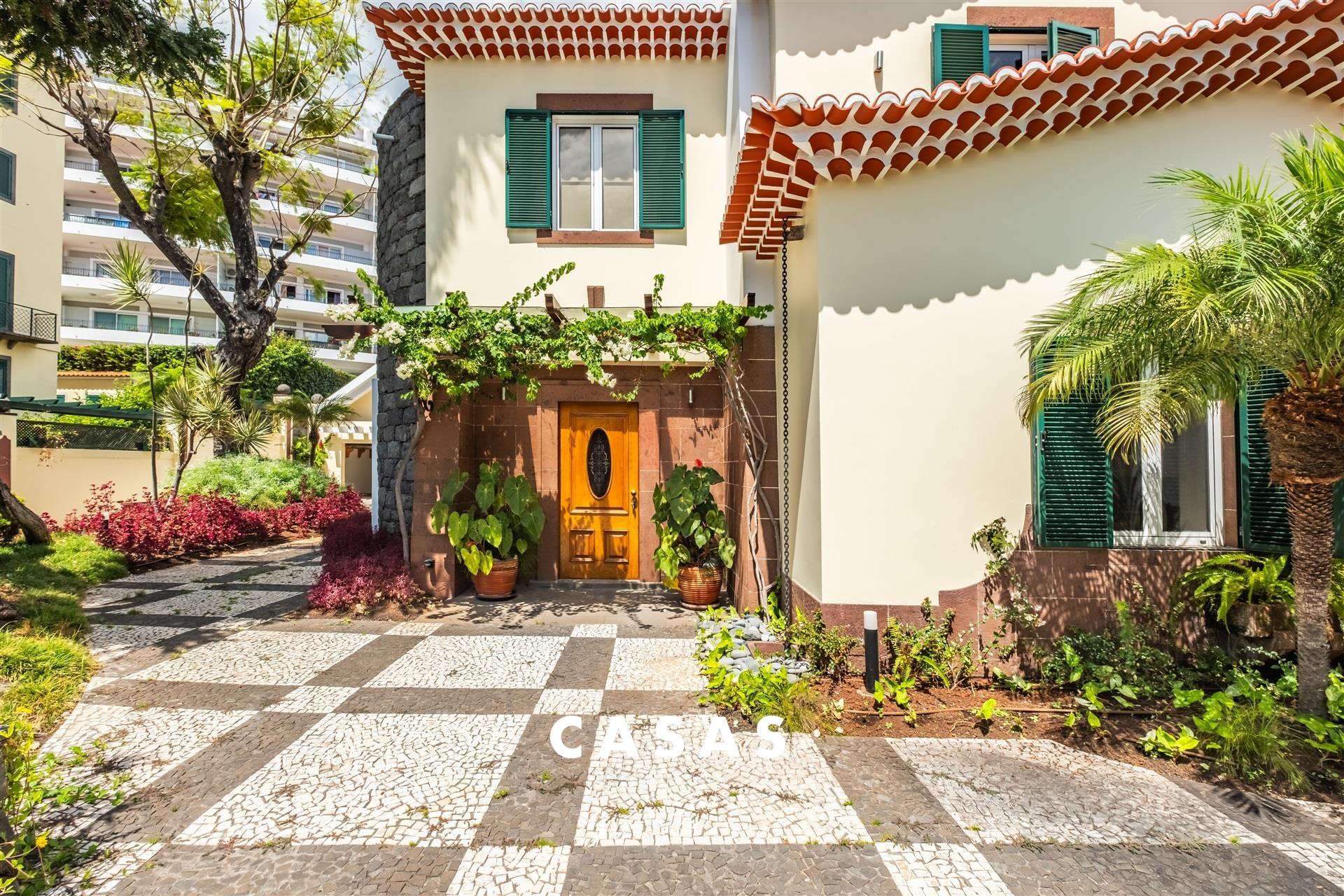 Chalet T4 Sell in Funchal (Sé),Funchal