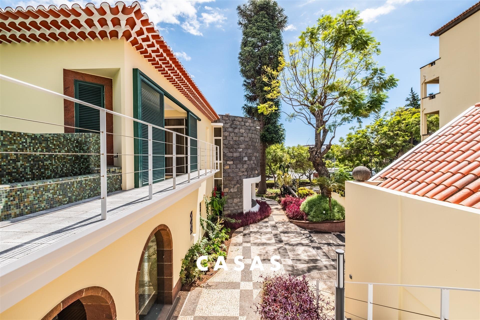 Chalet T4 Sell in Funchal (Sé),Funchal
