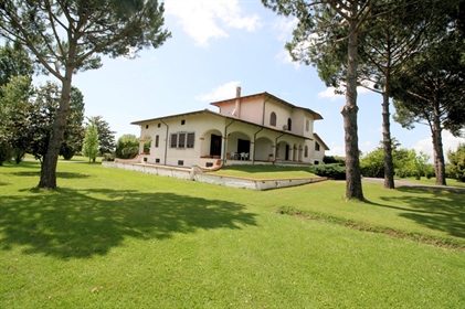 Villa singola di 600 m2 a Pietrasanta
