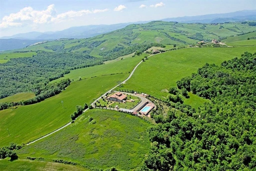 Wiejski/Gospodarstwo rolne/Dziedziniec o powierzchni 435 m2 w Volterra