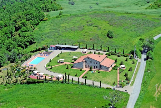 Casa de campo / Patio de 435 m2 en Volterra