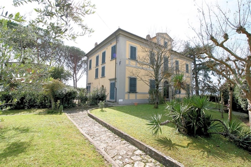 Villa singola di 500 m2 a Uzzano