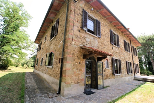 Maison de campagne / Cour de 480 m2 à Arezzo