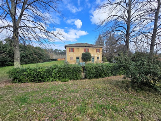 Ferme avec dépendances, terrain spacieux et vue panoramique à vendre à Fucecchio, Ponte a Cappiano