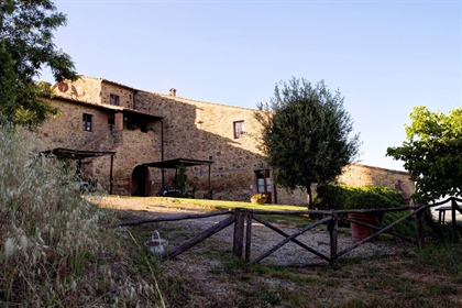 Rustico/Casale/Corte di 900 m2 a Montaione