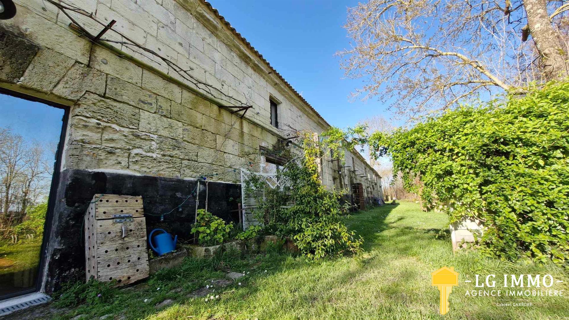 House of 184 m2, 3 bedrooms, land 3292 m2, watercourse