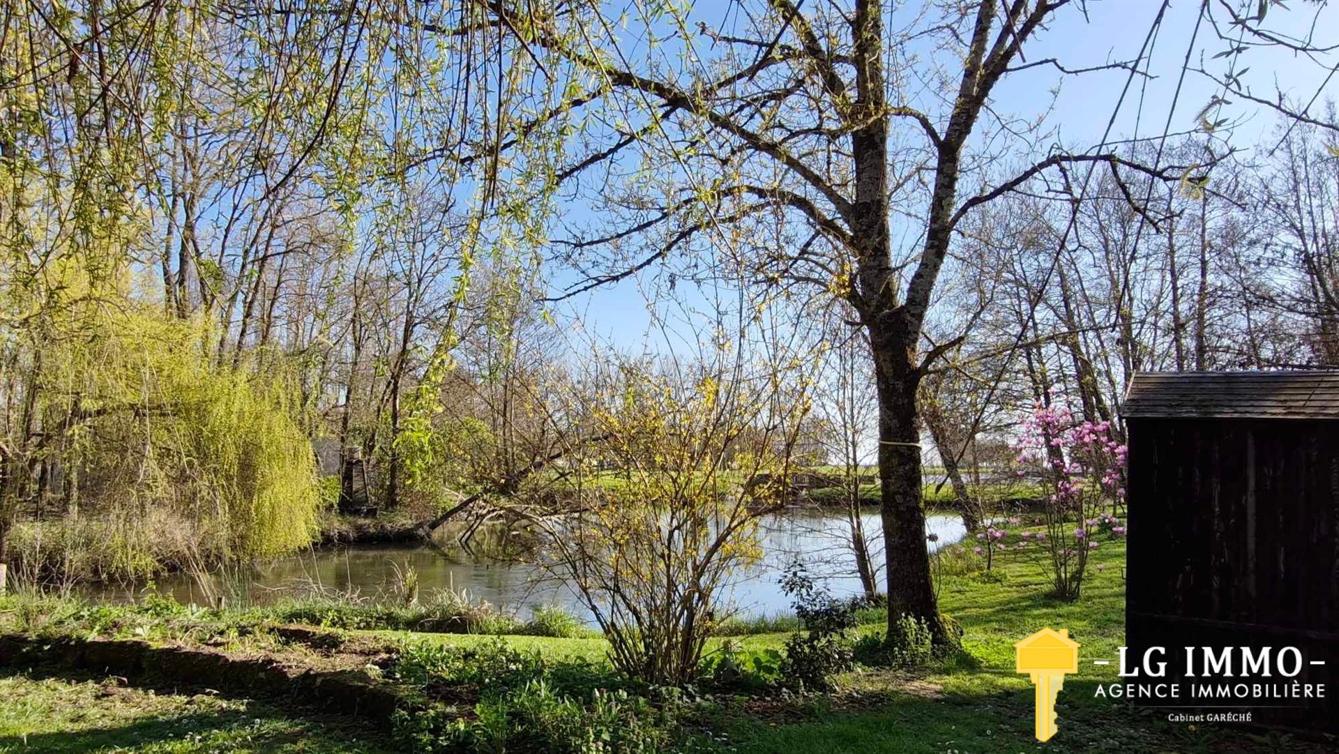 House of 184 m2, 3 bedrooms, land 3292 m2, watercourse