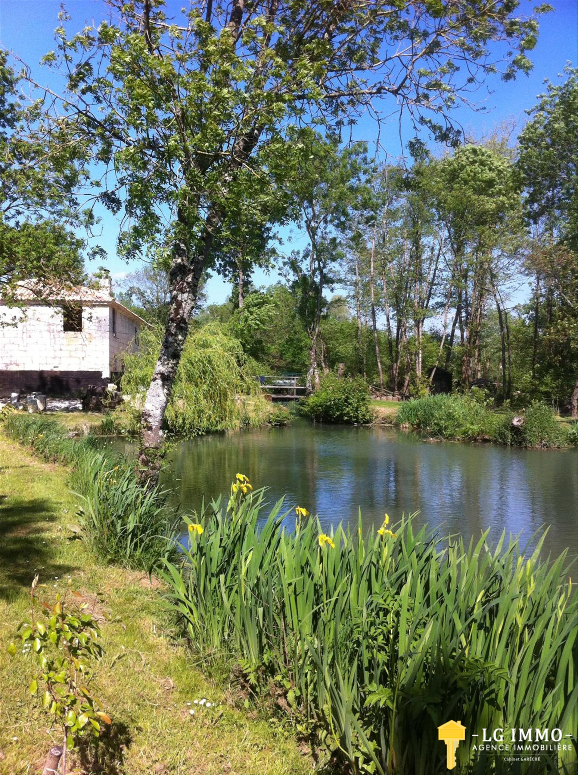 House of 184 m2, 3 bedrooms, land 3292 m2, watercourse