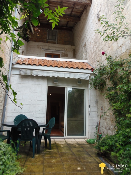 Set in the middle of the Historique town of Pons you will find this wonderfull 4 bedroom house with