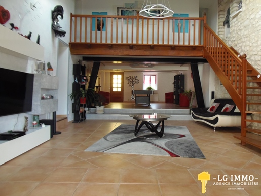 4 bedroom house with two separate apartments and a swimming pool on 1466m2 of land.