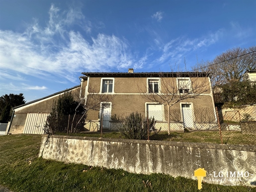Charentaise house of 232 m2 to renovate + garage, land 4898 m2