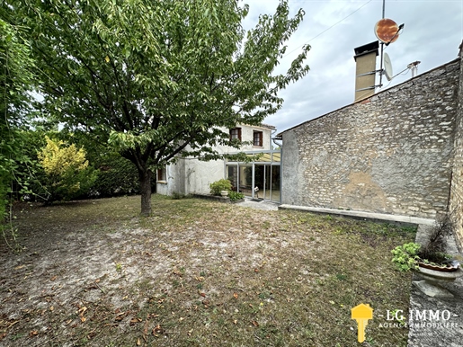 Дом в Шаранте площадью 130 м2, 3 спальни, сад, частная парковка 100 м2.