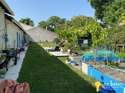 Charentaise 300 m2 with disabled access near Saintes and 20 minutes from the beaches.
