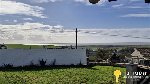 House of approximately 160m2 of living space, with a view of the estuary on a plot of 600m2
