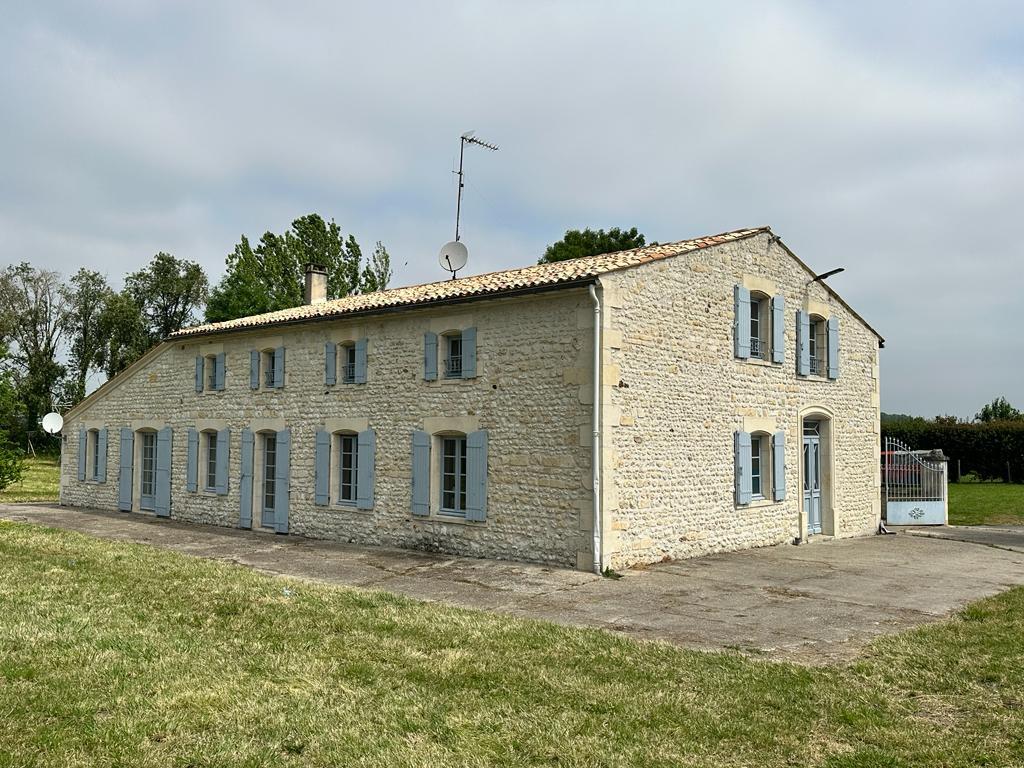 Charentaise house 323 m2, 8 bedrooms, garage, land 1.56 hectares