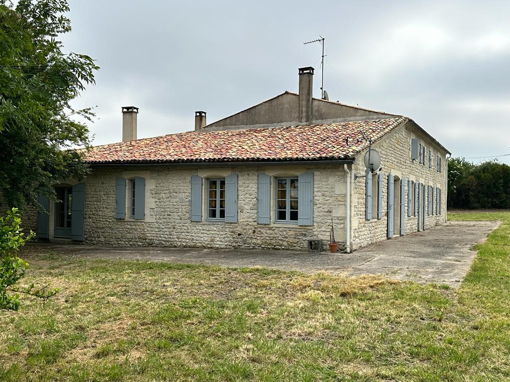 Charentaise house 323 m2, 8 bedrooms, garage, land 1.56 hectares