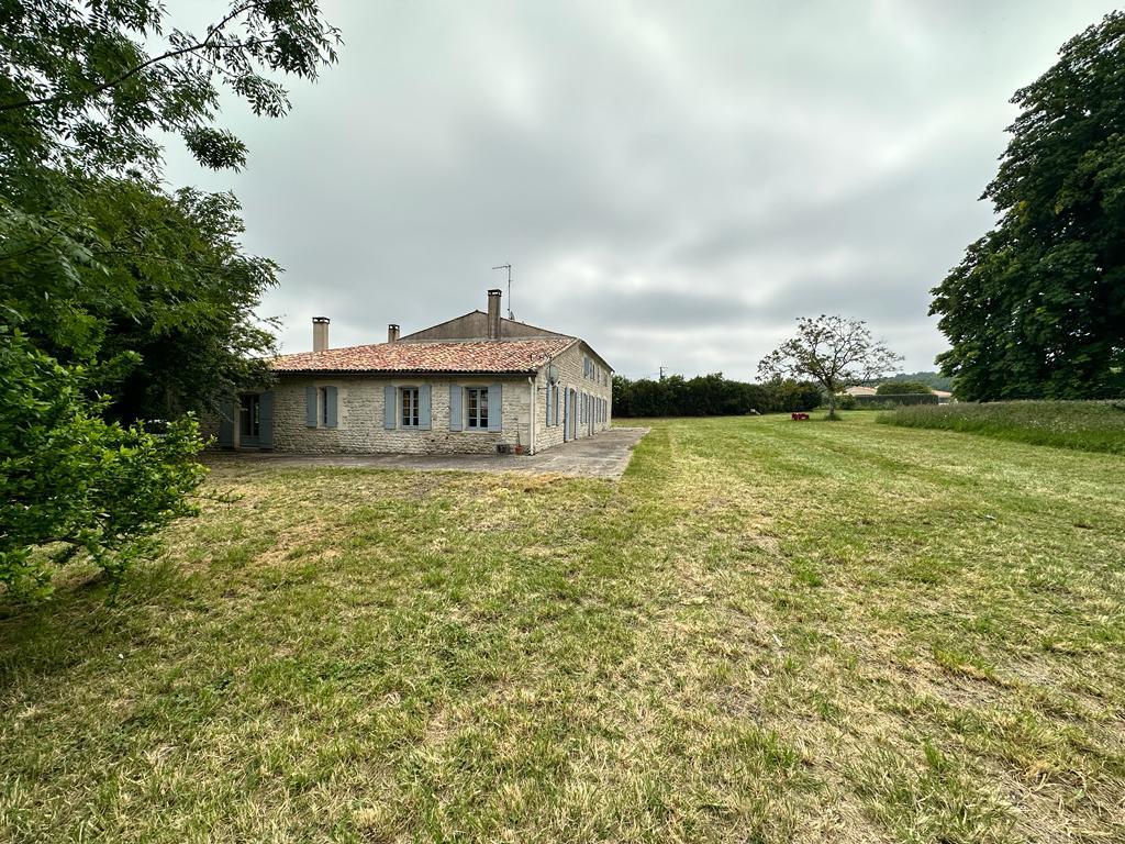 Charentaise house 323 m2, 8 bedrooms, garage, land 1.56 hectares