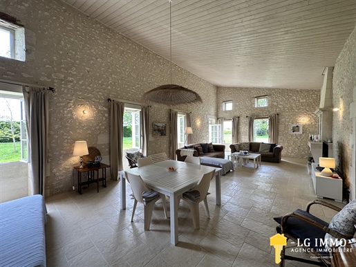 Single storey Charentaise house of 171 m2, on a plot of 3452 m2