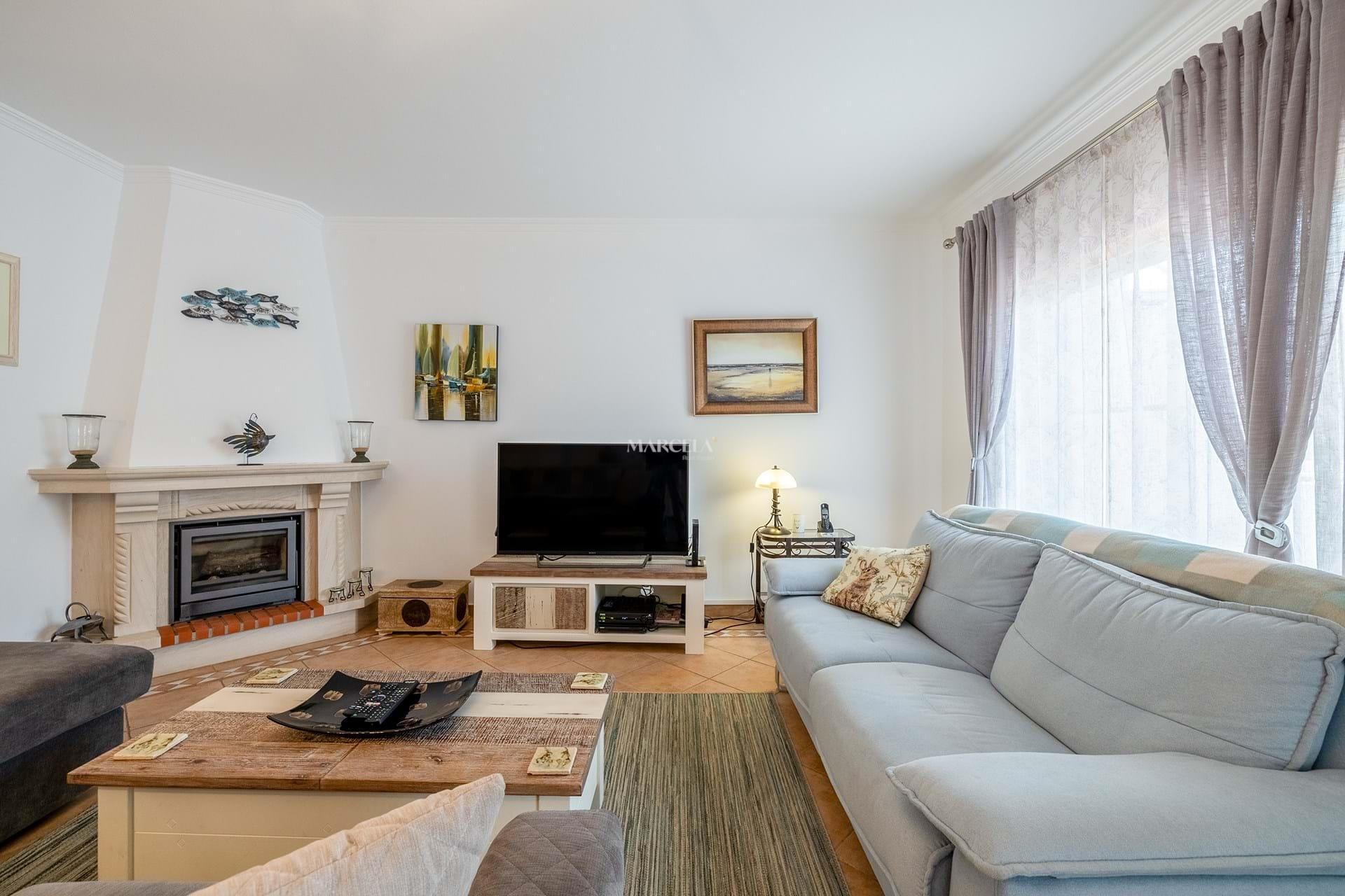 3-Bedroom Townhouse With Garage And Shared Pool For Sale In Praia Da Luz