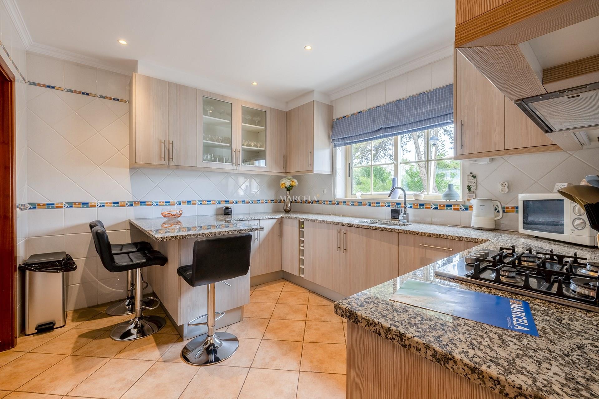 3-Bedroom Townhouse With Garage And Shared Pool For Sale In Praia Da Luz