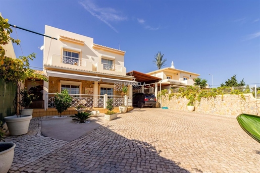 Spacieuse Villa De 3 Chambres Avec Jardin Et Garage À Vendre À Praia Da Luz