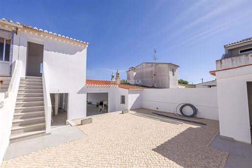 Komplett Renoviertes Stadthaus Mit 3 Schlafzimmern Und Schwimmbad Zum Verkauf In Praia Da Luz