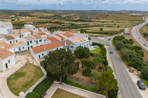 Moradia T1+1 Com Comércio Adjacente E Projecto Para 3 Habitações Com Piscina Na Vila Do Bispo