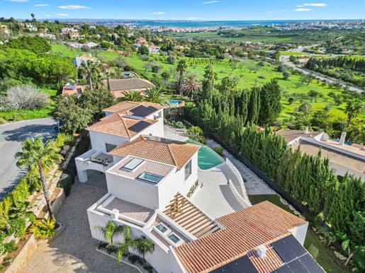 Superbe Villa De 4 Chambres Avec Vue Sur La Mer Et Piscine À Vendre