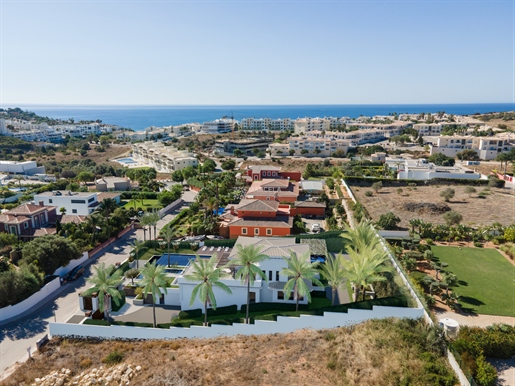 Luxuriöse Villa Mit 4 +1 Schlafzimmern 400 M Vom Strand Von Porto Do Mos Zu Verkaufen