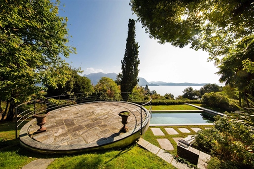 A Verbania Lac Majeur Prestigieuse villa d'époque avec parc séculaire et piscine