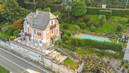 Periode villa te koop tegenover het Lago Maggiore met aanlegsteiger en zwembad
