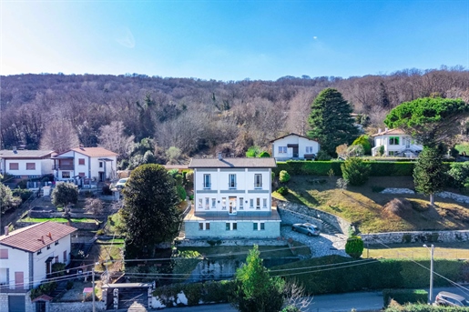 Auf dem Hügel von Lesa Villa mit Garten und Blick auf den Lago Maggiore zu verkaufen