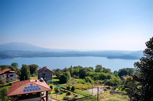 Auf dem Hügel von Lesa Villa mit Garten und Blick auf den Lago Maggiore zu verkaufen