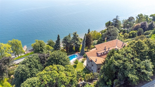 Prestigieuze villa met zwembad, park, strand en haven te koop in Belgirate aan het Lago Maggiore
