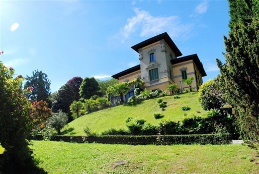 Prestigious Epoc villa for sale in the center of Stresa