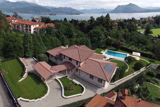 Lussuosa Villa Nuova in vendita a Stresa con Piscina e Parco