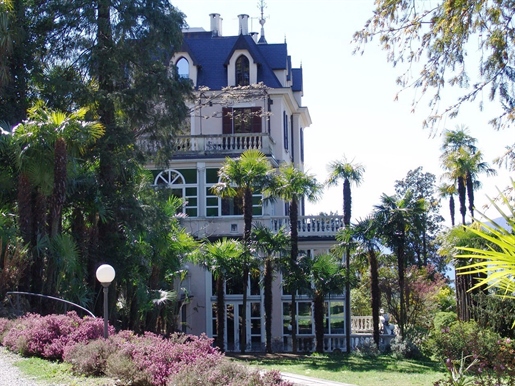 Villa storica con dependance, parco e piscina in vendita a Luino sul Lago Maggiore