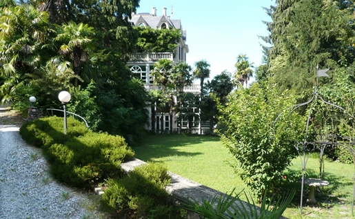 Hhistorische Villa mit Nebengebäude, Park und Swimmingpool in Luino am Lago Maggiore zu verkaufenist