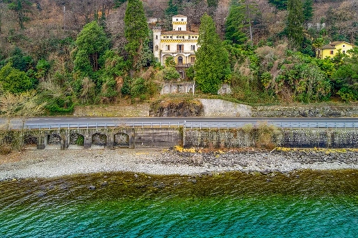 Замок на продажу на озере Маджоре в Стреза