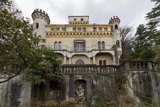 Замок на продажу на озере Маджоре в Стреза